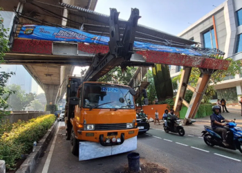Sopir Diduga Main Ponsel, Truk Pengangkut Alat Berat Tersangkut di JPO Tendean