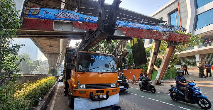 Sopir Diduga Main Ponsel, Truk Pengangkut Alat Berat Tersangkut di JPO Tendean